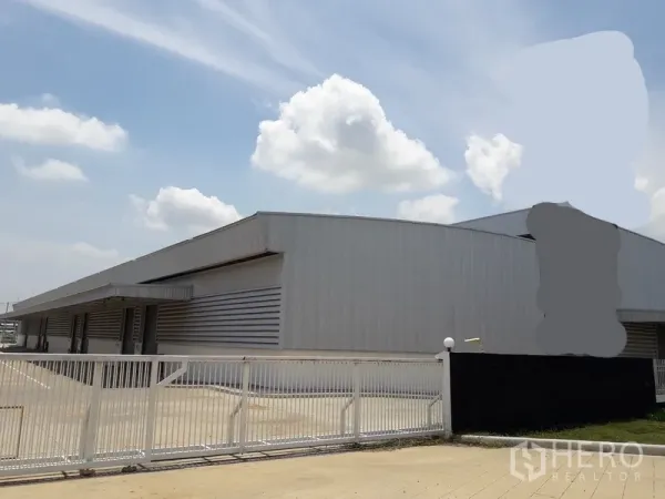 คลังสินค้า ให้เช่าในPlaeng Yao, Chachoengsao - ด้านนอกโกดังเมทัลชีทพร้อมรั้วความปลอดภัยและลานคอนกรีตกว้าง