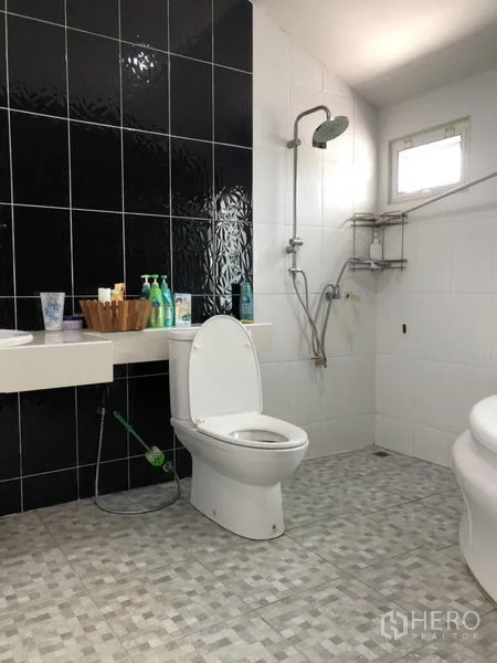 บ้าน ขายในLam Luk Ka, Pathum Thani - ห้องน้ำกระเบื้องขาวดำพร้อมฝักบัวและโถสุขภัณฑ์