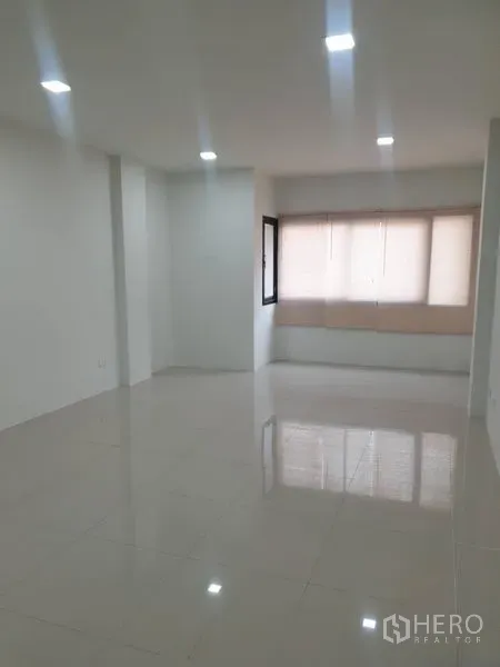 สำนักงานที่บ้าน ให้เช่าในBang Rak, Bangkok - พื้นที่ออฟฟิศโอเพ่นสเปซกว้าง ติดไฟดาวน์ไลท์และมู่ลี่หน้าต่าง