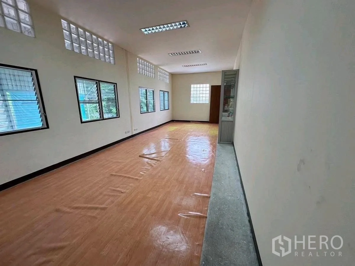 货栈 出租在Lat Phrao, Bangkok - 狭长办公室，窗户与玻璃砖引入自然光。