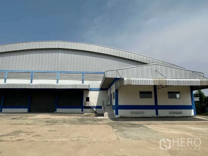 Warehouse for rent in Samut Prakan - Loading bay area and office block with covered awning beside the warehouse facade.
