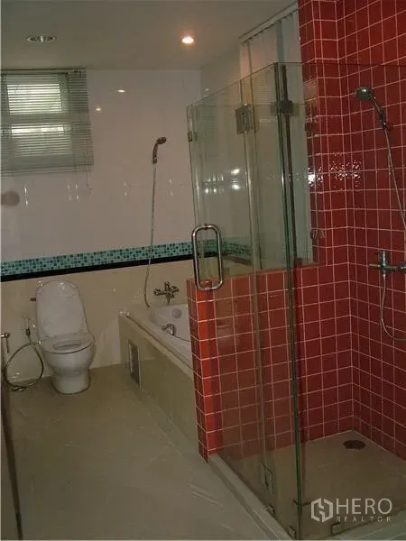 คอนโด ให้เช่าในKhlong Toei, Bangkok - ห้องน้ำทันสมัยมีตู้กระจกอาบน้ำ ผนังกระเบื้องสีแดง อ่างอาบน้ำ และโถสุขภัณฑ์