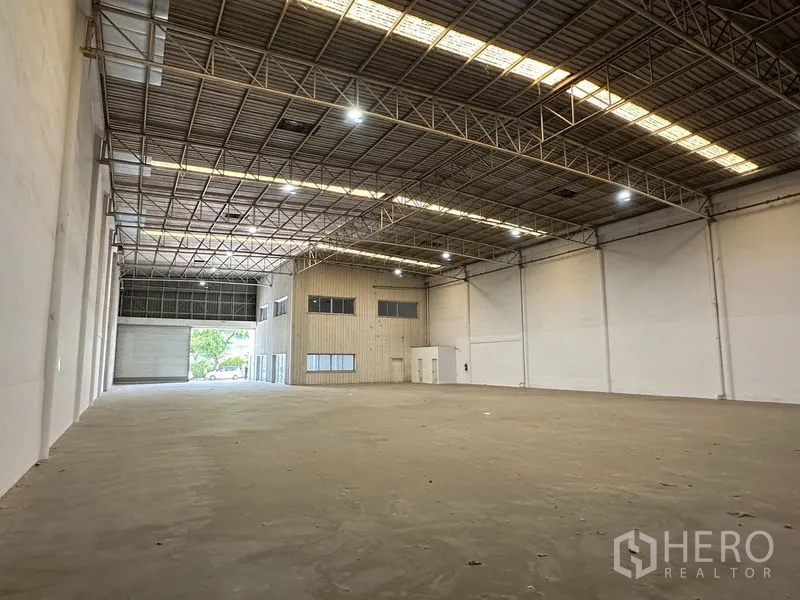 工厂 出租在Khlong Luang, Pathum Thani - 大型仓库跨间，两端配卷闸门并设内部办公室。