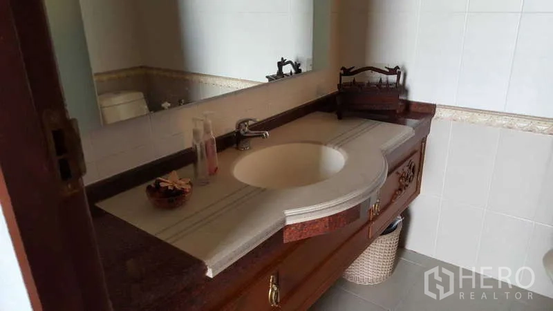 ทาวน์เฮาส์ ให้เช่าในKhlong Toei, Bangkok - เคาน์เตอร์อ่างล้างหน้า หินแกรนิต กระจกบานใหญ่ และตู้ไม้