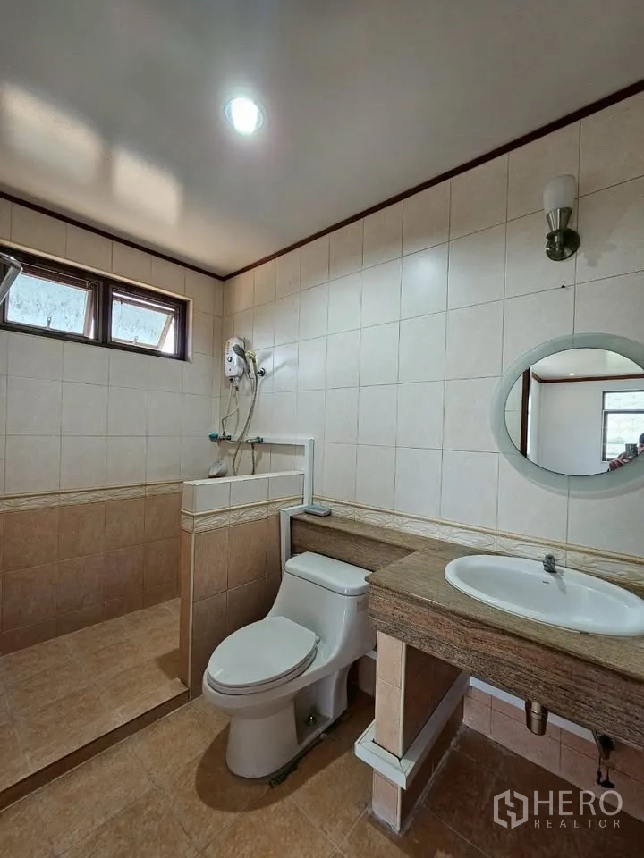 สำนักงานที่บ้าน for rent in Wang Thonglang, Bangkok - ห้องน้ำโทนเบจ มีโซนอาบน้ำแบบวอล์กอิน โถสุขภัณฑ์ และเคาน์เตอร์กว้าง