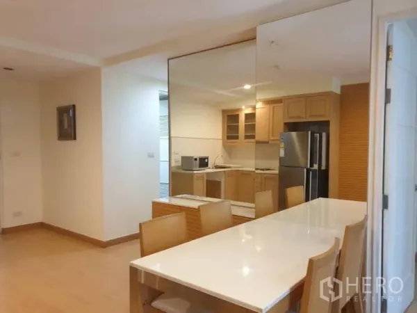 คอนโด ให้เช่าในWatthana, Bangkok - โซนรับประทานอาหารแบบเปิด โต๊ะยาวและผนังกระจก ข้างครัวบิวท์อิน