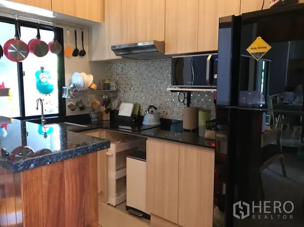 ทาวน์เฮาส์ ขายในSuan Luang, Bangkok - ครัวบิวท์อิน เคาน์เตอร์หินแกรนิต ตู้ไม้ และผนังโมเสก