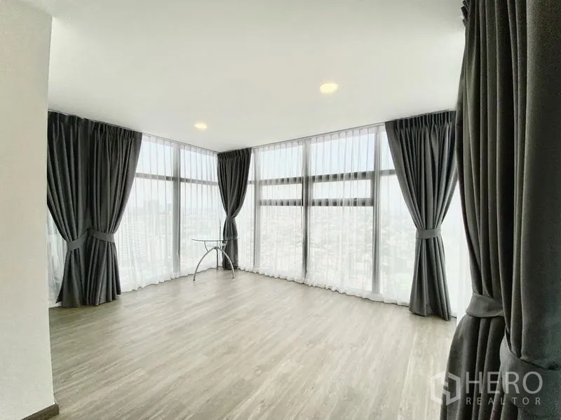 คอนโด ให้เช่า - ห้องมุมกระจกโค้งรอบ ให้วิวสกายไลน์กว้างไกล