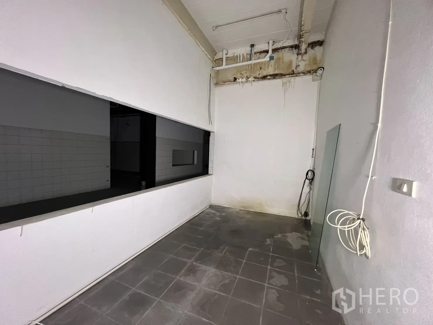 พื้นที่ขายปลีก ให้เช่าในWatthana, Bangkok - พื้นที่ชั้นบนกว้าง เพดานสีดำและผนังตกแต่งลายไม้