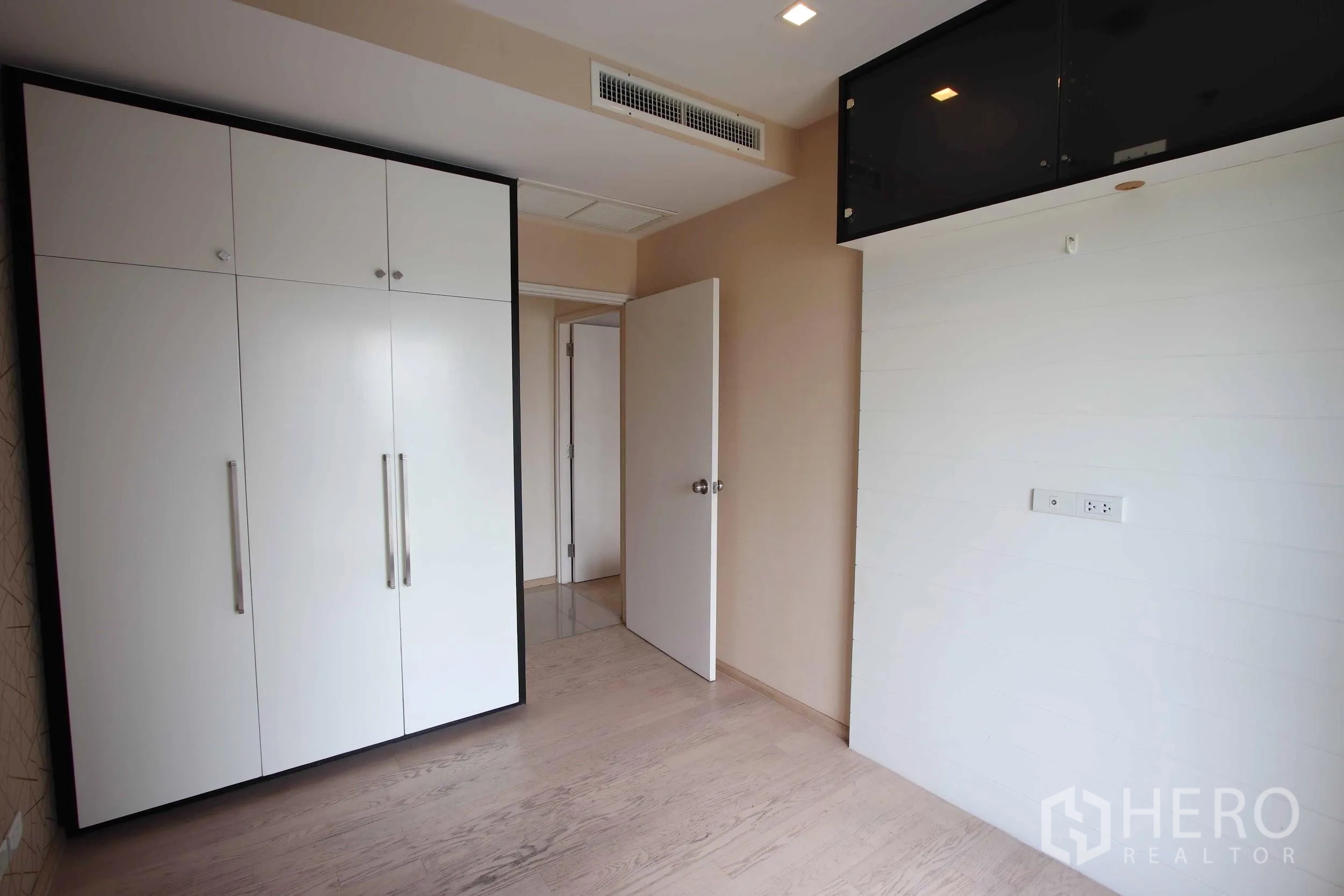 คอนโด ให้เช่าในKhlong Toei, Bangkok - ห้องนอนที่สองพื้นไม้โทนอ่อน ตู้เสื้อผ้าบิลท์อินขนาดใหญ่ ผนังโทนกลาง ปรับแต่งได้ตามต้องการ.