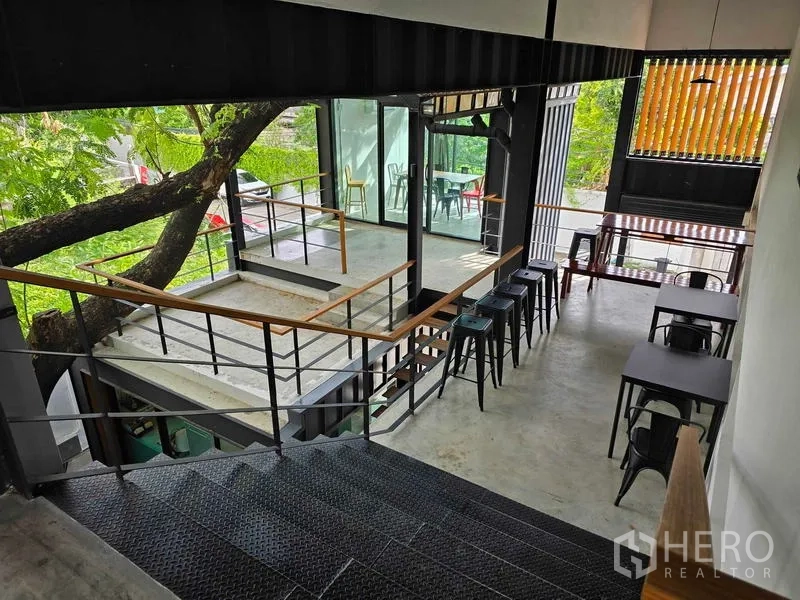 带办公室的家 出租在Chatuchak, Bangkok - 楼梯平台设吧台座位，临玻璃房并望花园。