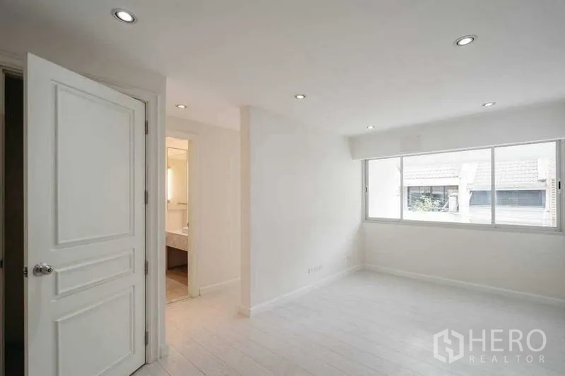 บ้าน ขายในWatthana, Bangkok - ห้องนอนสว่างพร้อมประตูทางเข้าห้องน้ำในตัวและหน้าต่างบานใหญ่