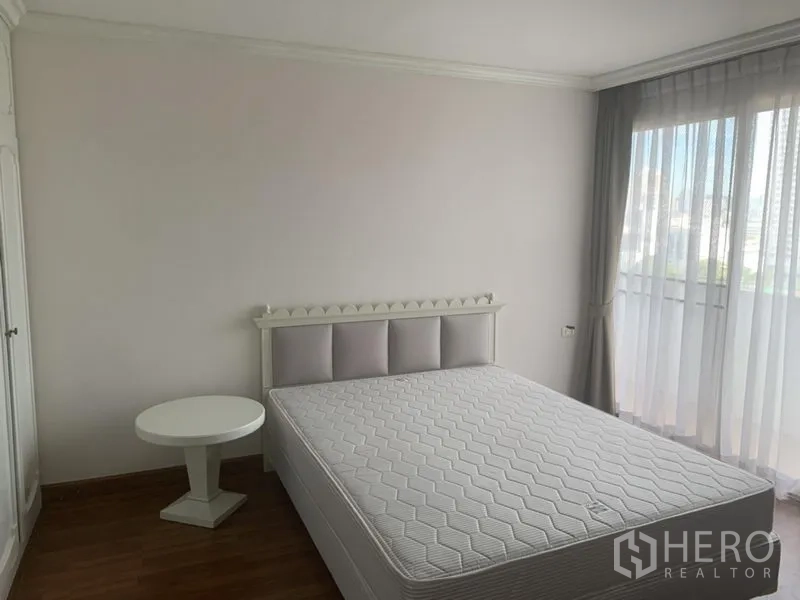 คอนโด ให้เช่าในWatthana, Bangkok - ห้องนอนสว่าง เตียงควีน ผ้าม่านโปร่ง และวิวเมืองจากหน้าต่างบานใหญ่