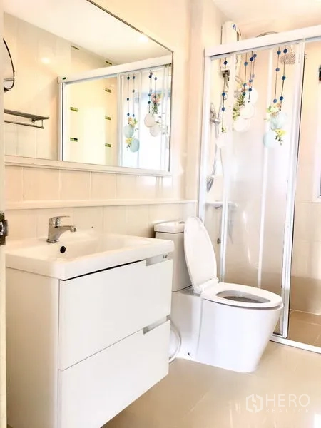 ทาวน์เฮาส์ ให้เช่าในPrawet, Bangkok - ห้องน้ำสว่างสะอาดพร้อมอ่างล้างมือ โถสุขภัณฑ์ และตู้กระจกกั้นอาบน้ำ.