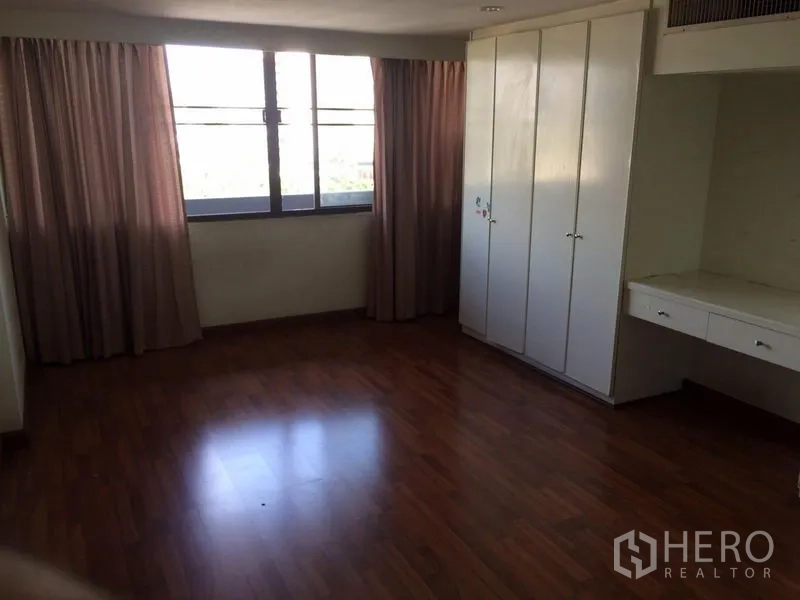 คอนโด ให้เช่าในWatthana, Bangkok - ห้องนอนพร้อมหน้าต่างบานกว้าง ผ้าม่าน ตู้เสื้อผ้าบิวท์อิน และมุมทำงานเล็ก