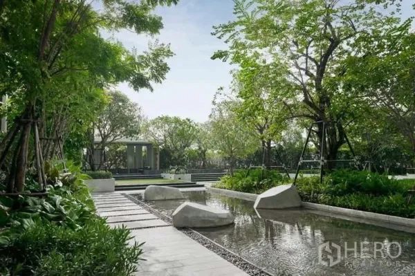 คอนโด ให้เช่าหรือขายในPathum Wan, Bangkok - สวนกลางแจ้งมีสระน้ำตื้น ทางเดินแผ่นหิน และร่มไม้
