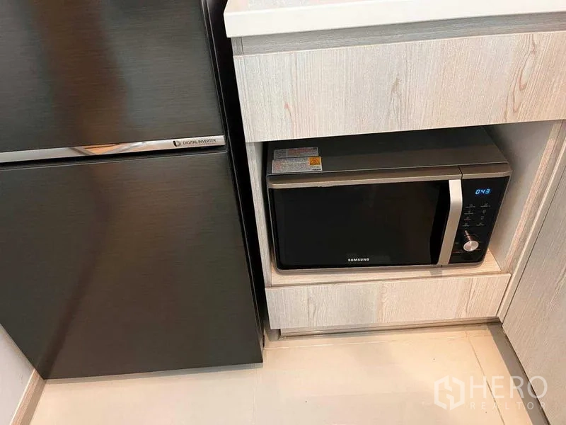 คอนโด ให้เช่าหรือขายในPathum Wan, Bangkok - รายละเอียดครัวพร้อมตู้เย็นสแตนเลสและไมโครเวฟบิวท์อิน