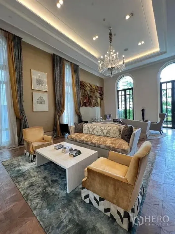 คอนโด ให้เช่าในWatthana, Bangkok - เลานจ์ส่วนกลางพร้อมโคมระย้า เพดานสูง และชุดโซฟาหรูใกล้หน้าต่างสูง