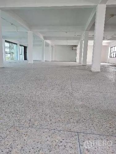 สำนักงาน ให้เช่าในKhlong Toei, Bangkok - พื้นที่สำนักงานแบบโอเพ่นสเปซ พื้นเทอราซโซ เสาโครงสร้างแข็งแรง และหน้าต่างบานกว้างในย่านพระโขนง.