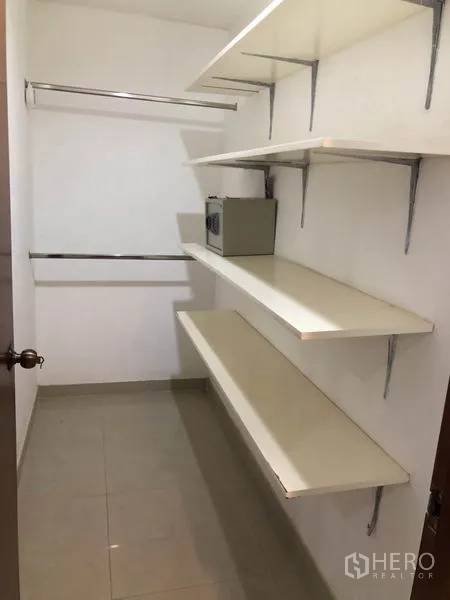 คอนโด ให้เช่าในWatthana, Bangkok - ห้องแต่งตัวแบบวอล์กอิน มีชั้นวางและราวแขวนเสื้อผ้า