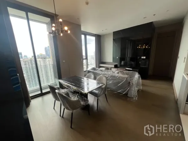 公寓 出租在Huai Khwang, Bangkok - 餐客一体空间，落地窗与阳台，享开阔城市景观。