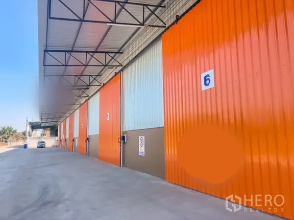 คลังสินค้า ให้เช่าในKhlong Luang, Pathum Thani - โกดังหมายเลขคูหาพร้อมแผงสีส้มสด ทางรถบรรทุกเข้าออกสะดวก