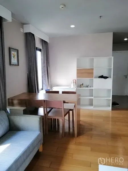 คอนโด ให้เช่าในWatthana, Bangkok - โซนทานอาหารแบบโอเพ่นพร้อมโต๊ะและชั้นวาง แสงธรรมชาติส่องถึง