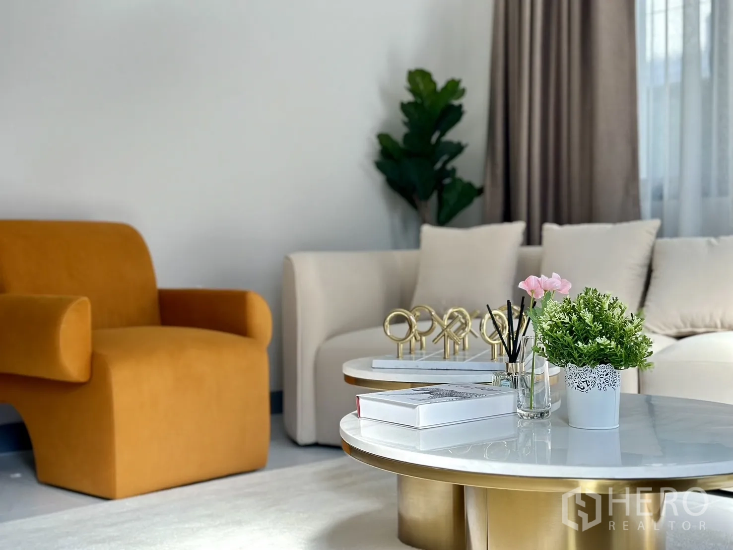 独立式住宅 出租或出售 - 休息区，芥末色单椅、米色沙发，茶几上摆放绿植与装饰托盘。