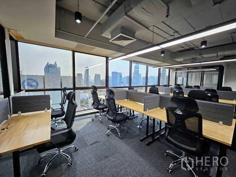 สำนักงาน ให้เช่าในRatchathewi, Bangkok - พื้นที่ทำงานโอเพ่นสเปซ เก้าอี้ตาข่าย ไฟเส้น LED และวิวสกายไลน์