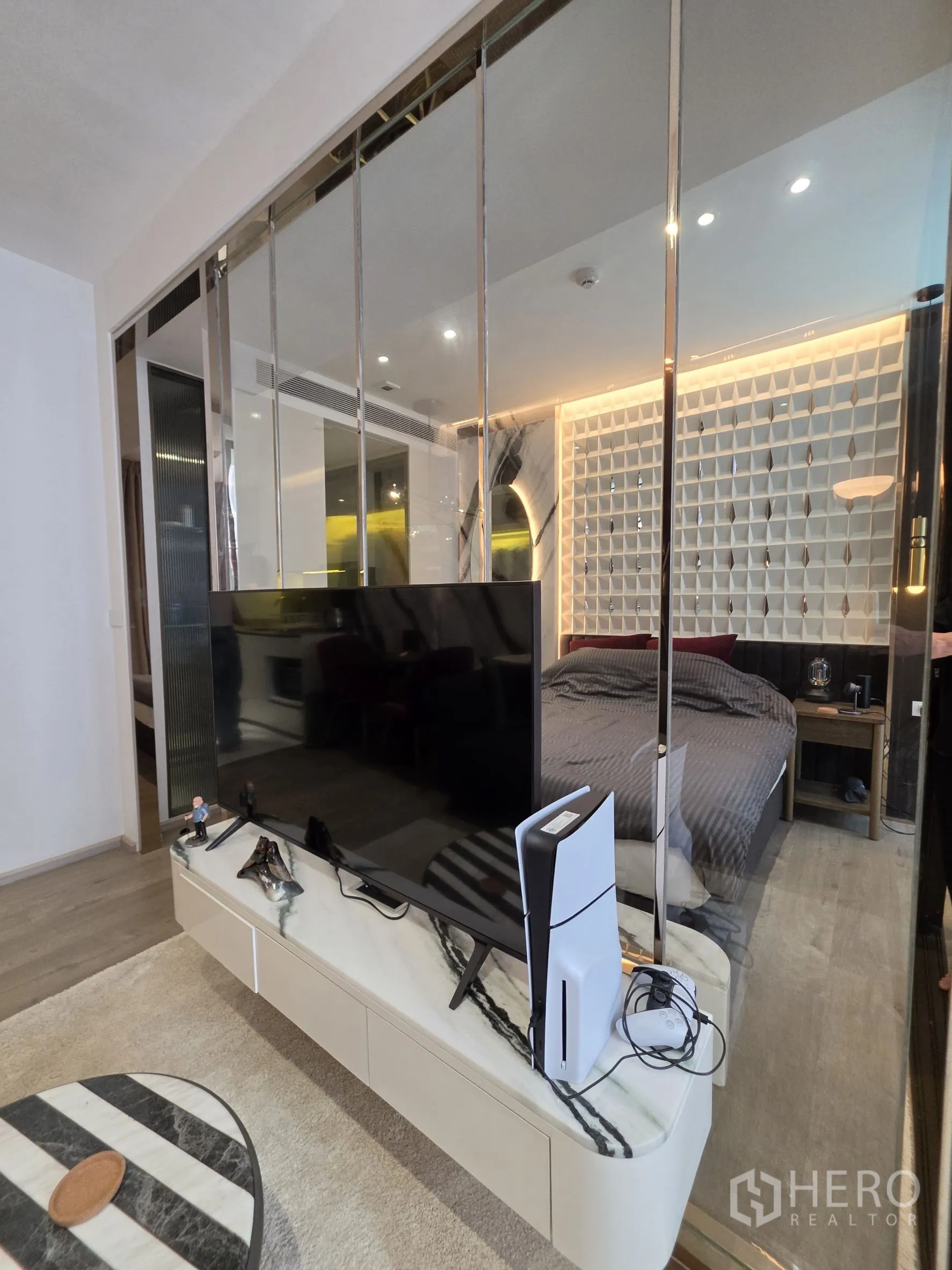 คอนโด for rent in Khlong Toei, Bangkok - ทีวีบนตู้ท็อปหินอ่อนข้างฉากกั้นกระจกเงาและห้องนอน