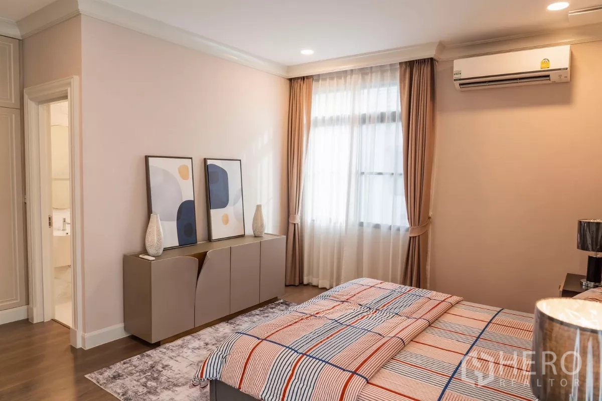 Detached House for rent in Saphan Sung, Bangkok - Alternate view of guest bedroom with cabinet and window light.