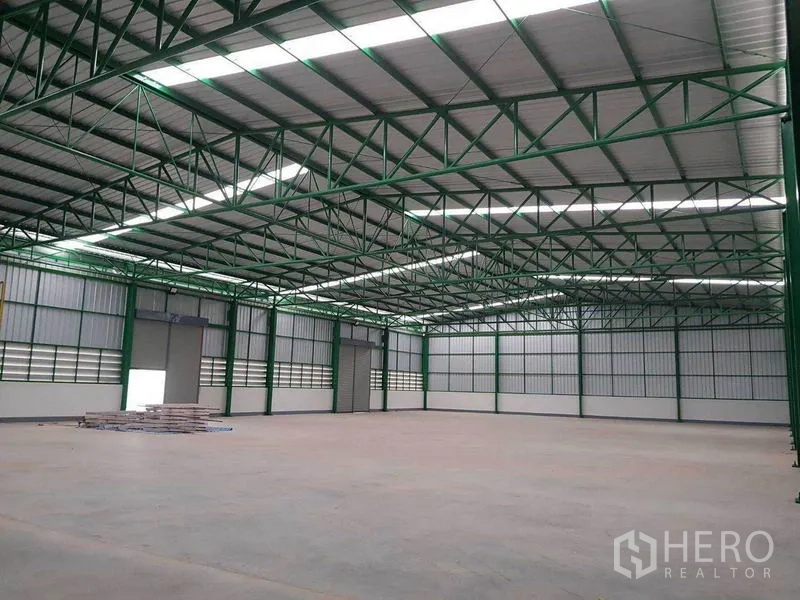 货栈 出租在Prawet, Bangkok - 大跨度高挑钢结构仓库内部，带天窗采光与平整混凝土地面。