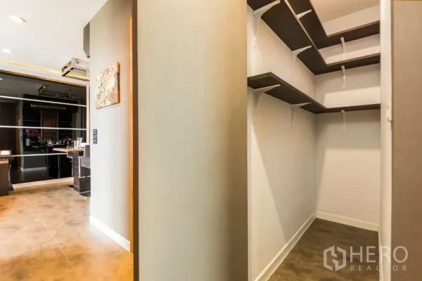 公寓 出租在Ratchathewi, Bangkok - 步入式储物间带层架，通往现代开放式厨房。