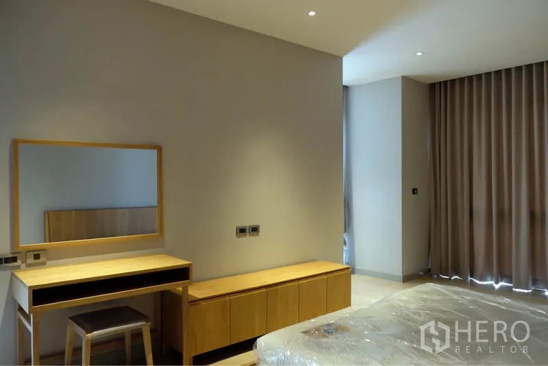 บ้าน ให้เช่าในWatthana, Bangkok - มุมทำงานในห้องนอน โต๊ะเครื่องแป้ง กระจก และตู้ล่างยาว พร้อมผ้าม่านสูงจรดพื้น