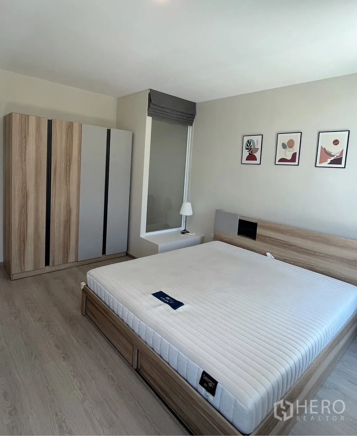 ทาวน์เฮาส์ for rent in Prawet, Bangkok - ห้องนอนกว้างพร้อมเตียงใหญ่ ตู้เสื้อผ้า และงานตกแต่งผนัง.