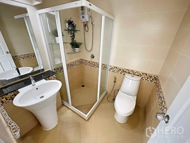 คอนโด ให้เช่าในKhlong Toei, Bangkok - ห้องน้ำพร้อมตู้ชาวเวอร์กระจก อ่างล้างหน้าแบบแท่น และกระเบื้องโทนเบจ