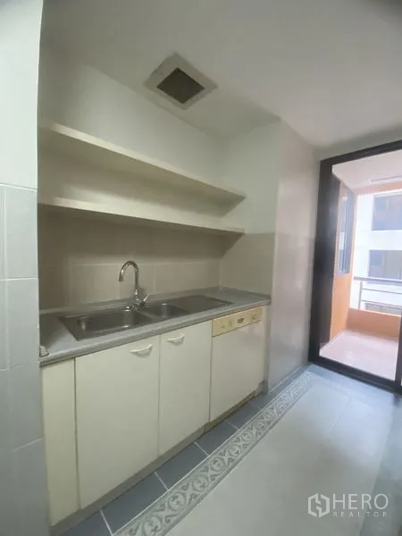 คอนโด ให้เช่าในPathum Wan, Bangkok - มุมแพนทรีซักล้าง มีอ่างล้างจาน ชั้นวางแบบเปิด เครื่องใช้ใต้เคาน์เตอร์ และทางออกสู่ระเบียงบริการ