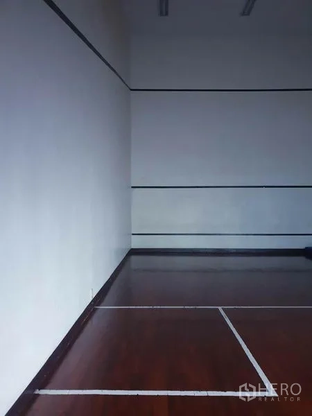 คอนโด ให้เช่าในWatthana, Bangkok - คอร์ตสquash ในอาคาร พื้นไม้และเส้นกำหนดเขตบนผนังสีขาว