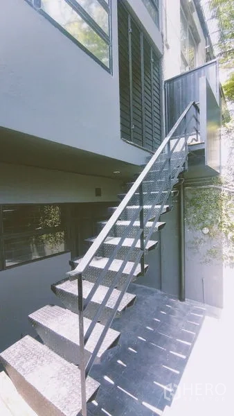 สำนักงานที่บ้าน ให้เช่าในChatuchak, Bangkok - บันไดเหล็กนอกอาคารริมผนังสีเทา