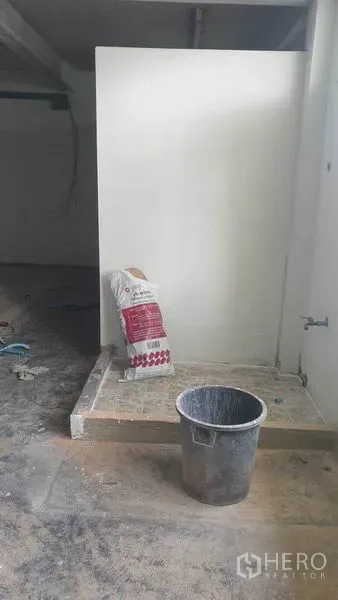 อาคารพาณิชย์ ให้เช่าในPhra Khanong, Bangkok - มุมอเนกประสงค์ภายในอาคารกำลังปรับปรุง มีถังและถุงปูน