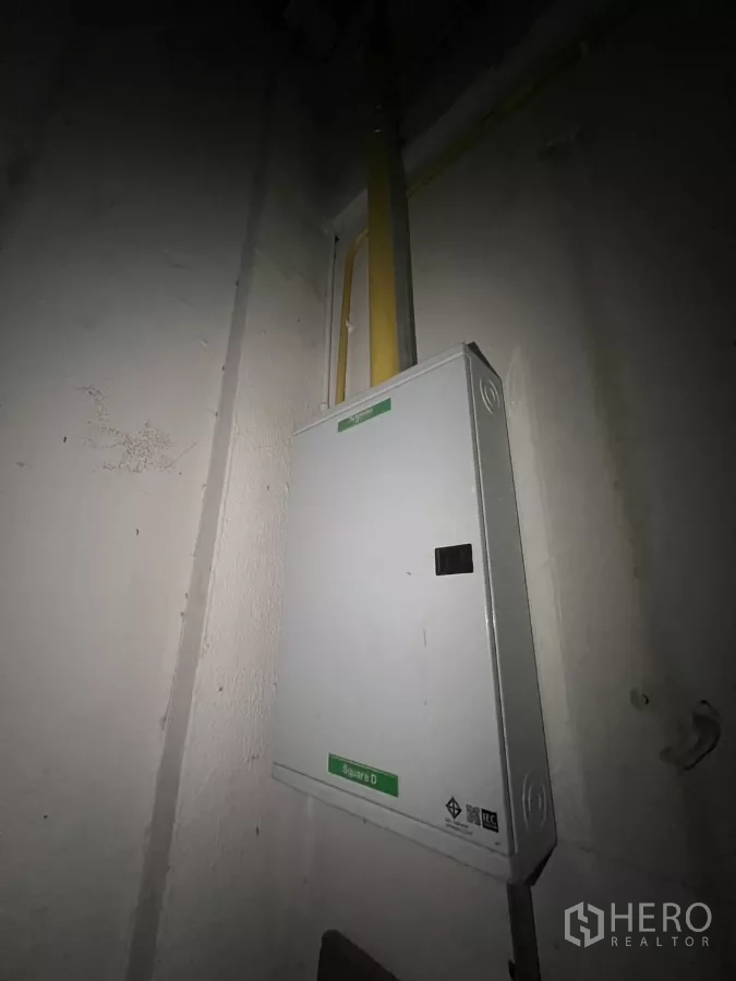 零售空间 出租在Watthana, Bangkok - 墙面安装的配电箱，电力供应到位。