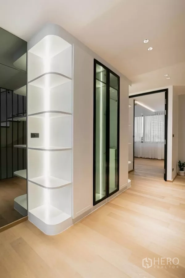 ทาวน์เฮาส์ ขายในChatuchak, Bangkok - ชั้นวางโค้งไฟซ่อนที่มุมโถงทางเดิน