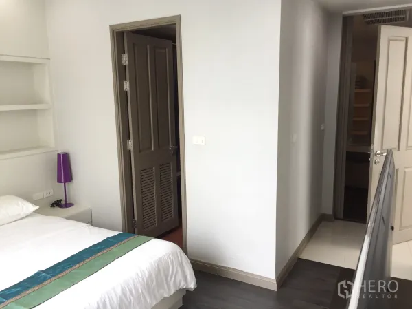 คอนโด ให้เช่าในPathum Wan, Bangkok - ห้องนอนอบอุ่น ผ้าปูเตียงสีขาว ชั้นวางบิลท์อิน เชื่อมต่อห้องน้ำและวอล์กอินคลอเซ็ต