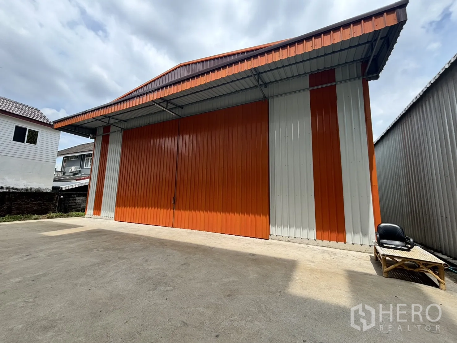 Warehouse for rent in Wang Thonglang, Bangkok - Front facade of the warehouse with closed wide doors.