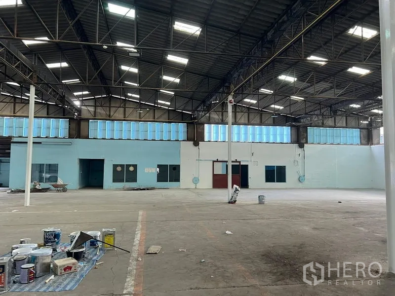 คลังสินค้า ให้เช่าในSamut Prakan - พื้นที่เก็บสินค้าโล่ง พร้อมช่องแสงเหนือ พื้นคอนกรีตเรียบ และพัดลมติดผนัง