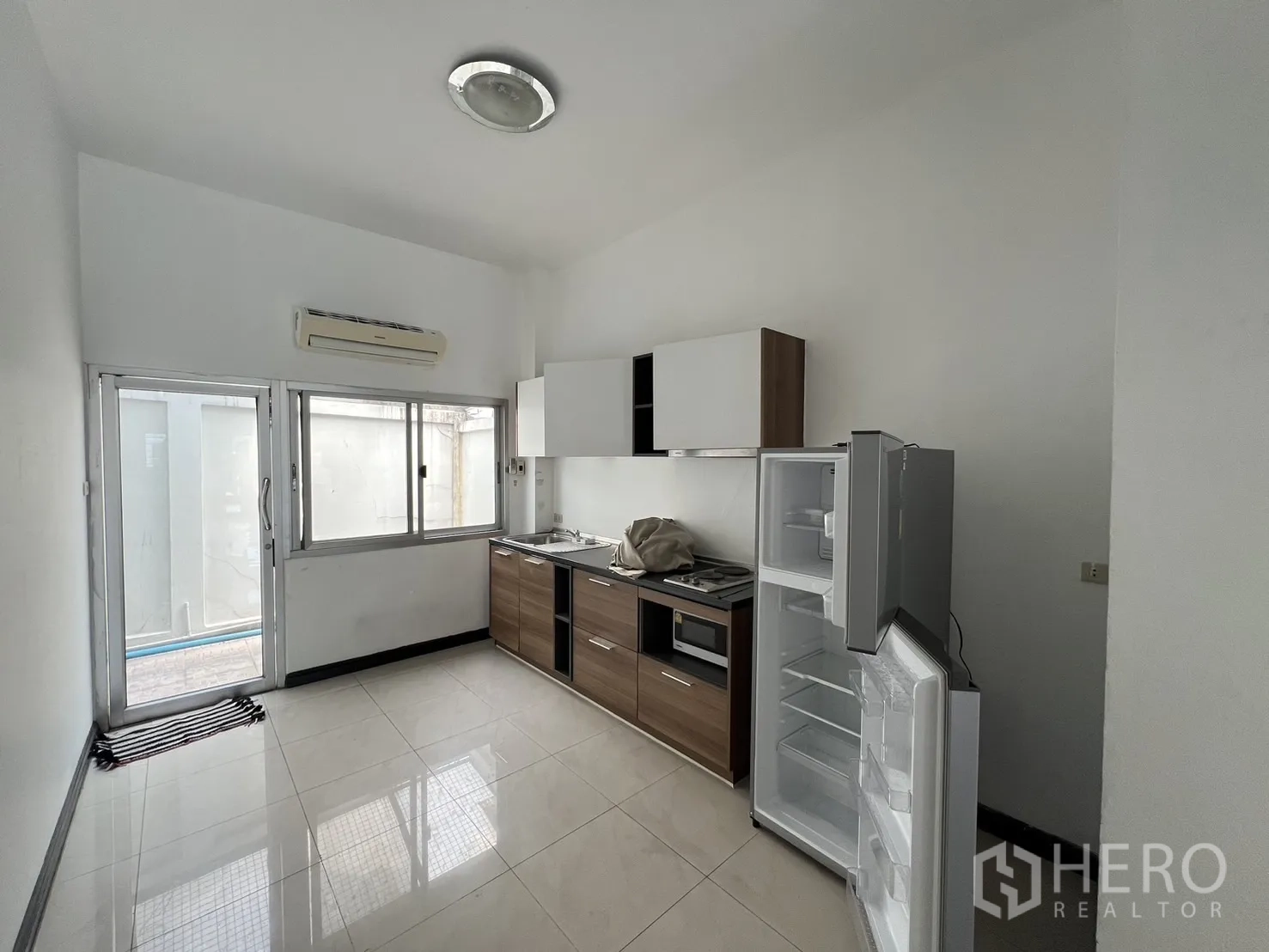 ทาวน์เฮาส์ ให้เช่าในKhlong Toei, Bangkok - ครัวบิวท์อินพร้อมตู้เก็บของ เตา ซิงก์ และตู้เย็นข้างประตูกระจก