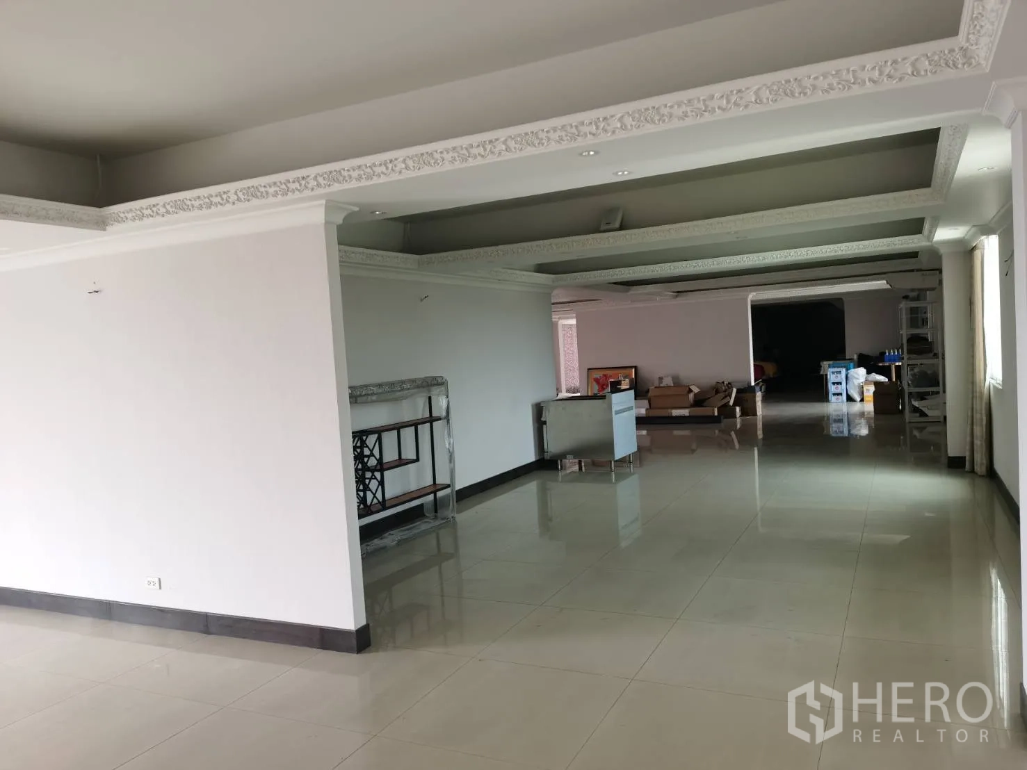 สำนักงานที่บ้าน ให้เช่าหรือขายในHuai Khwang, Bangkok - ชั้นสำนักงานกว้าง ฝ้าเพดานเล่นระดับลายปูนปั้น และพื้นกระเบื้องมันวาว