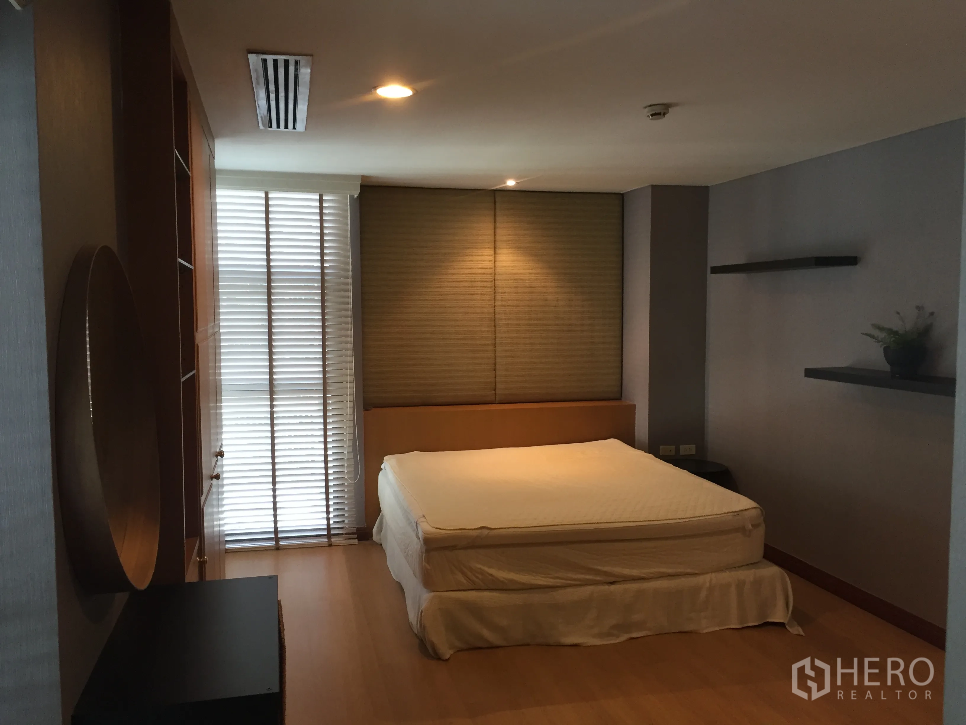 คอนโด ให้เช่าในPathum Wan, Bangkok - ห้องนอนหลักกว้าง มีเตียงคิง ชั้นวาง และหน้าต่างบานใหญ่พร้อมมู่ลี่