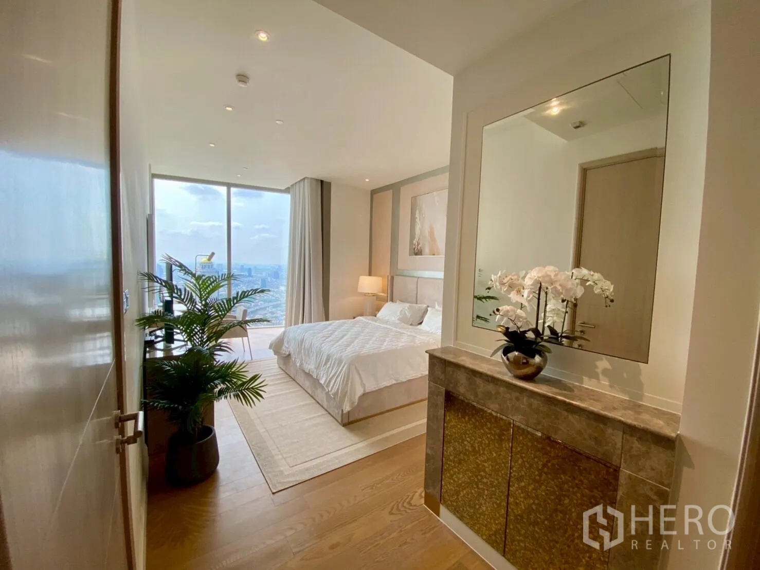 คอนโด ให้เช่าในKhlong San, Bangkok - โถงทางเข้าห้องนอน พร้อมคอนโซลกระจก ต้นไม้กระถาง และหน้าต่างบานใหญ่