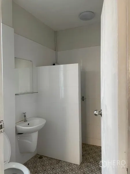 独立式住宅 出租在Huai Khwang, Bangkok - 简约卫浴，步入式淋浴与白色瓷砖